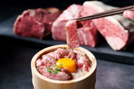 「薪焼きともつ鍋 桂香-KEIKA- 博多西中洲」にてA5黒毛和牛をひつまぶしスタイルで堪能する新ランチ『博多牛まぶし』が2026年7月20日より登場