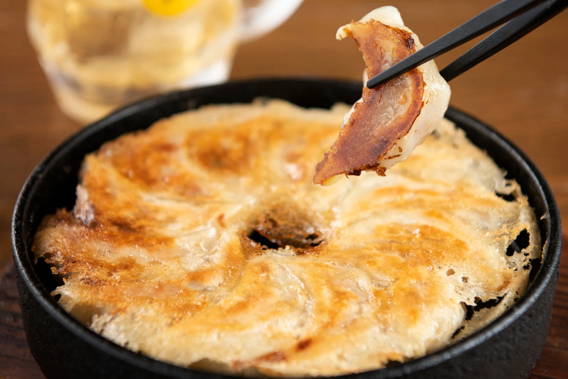 鉄鍋で香ばしく焼き上げられた羽根つき餃子