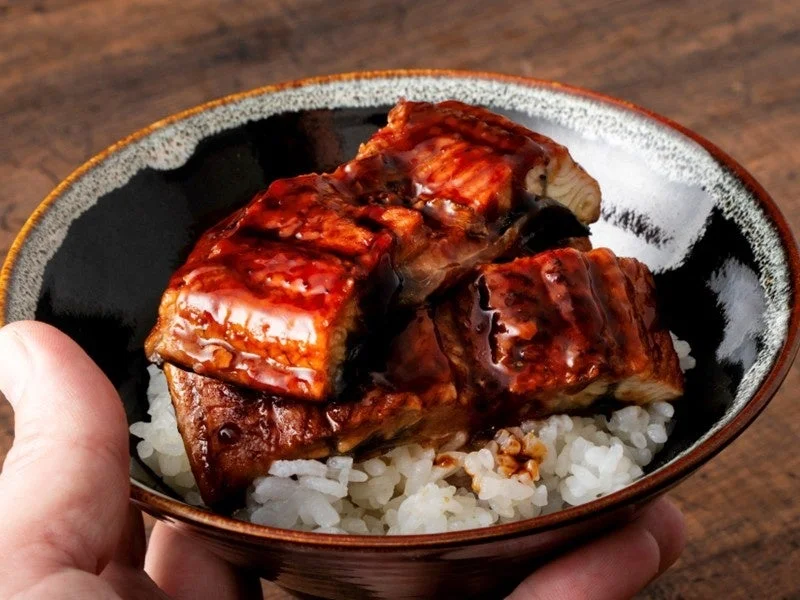 うな丼を手で持っている様子