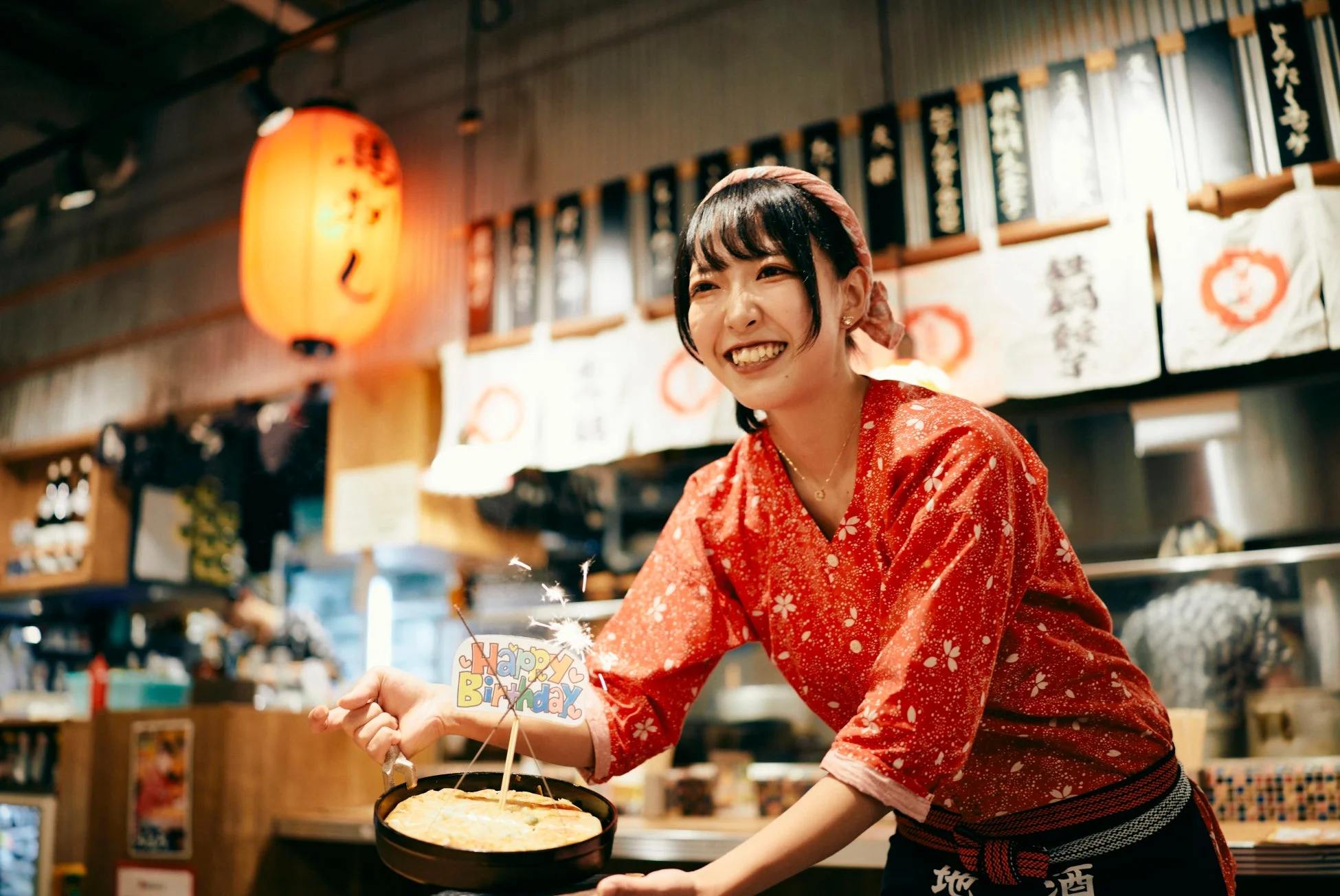 誕生日を祝うサービスを提供する女性店員