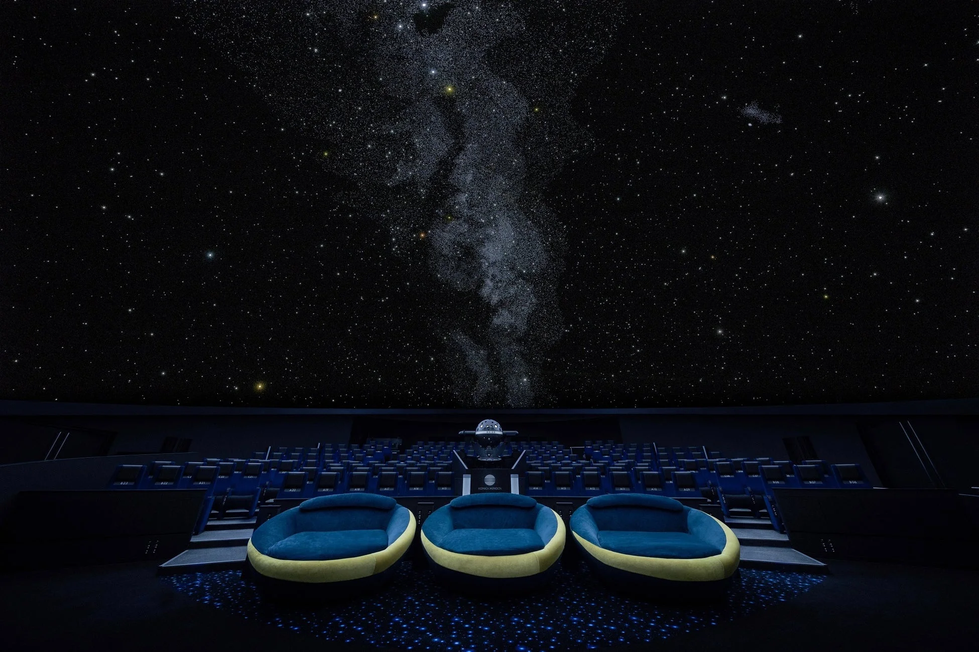 プラネタリウムのソファ席と天の川