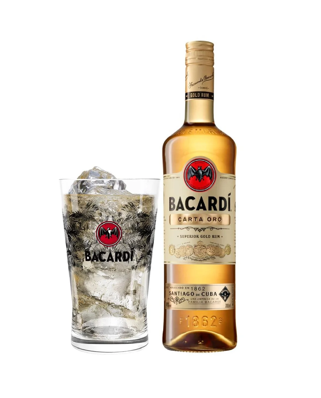 バカルディのゴールドラム酒のボトルと、氷と飲み物が入ったバカルディロゴ入りのグラスが白い背景に置かれている画像です。