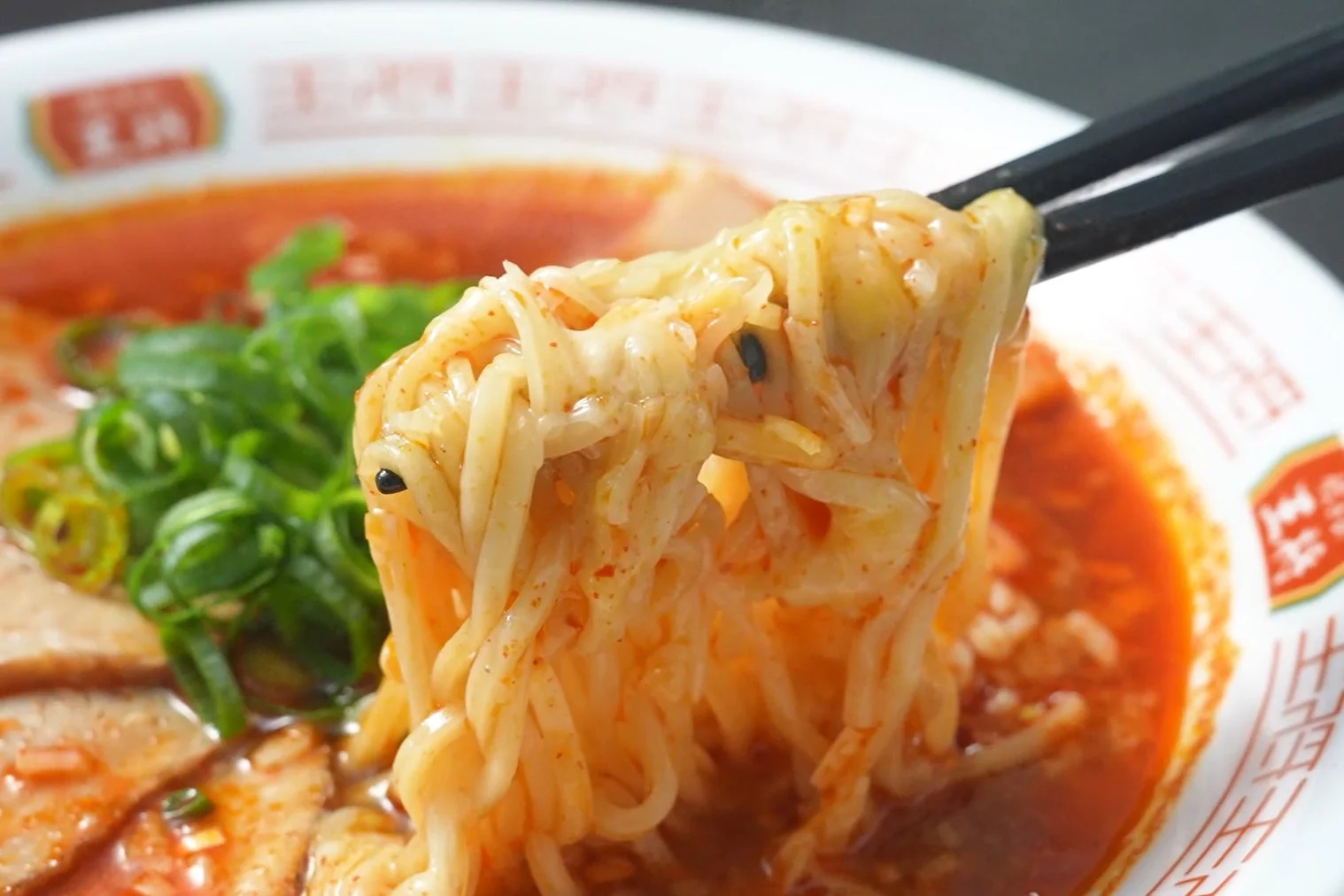 箸で持ち上げられた麺