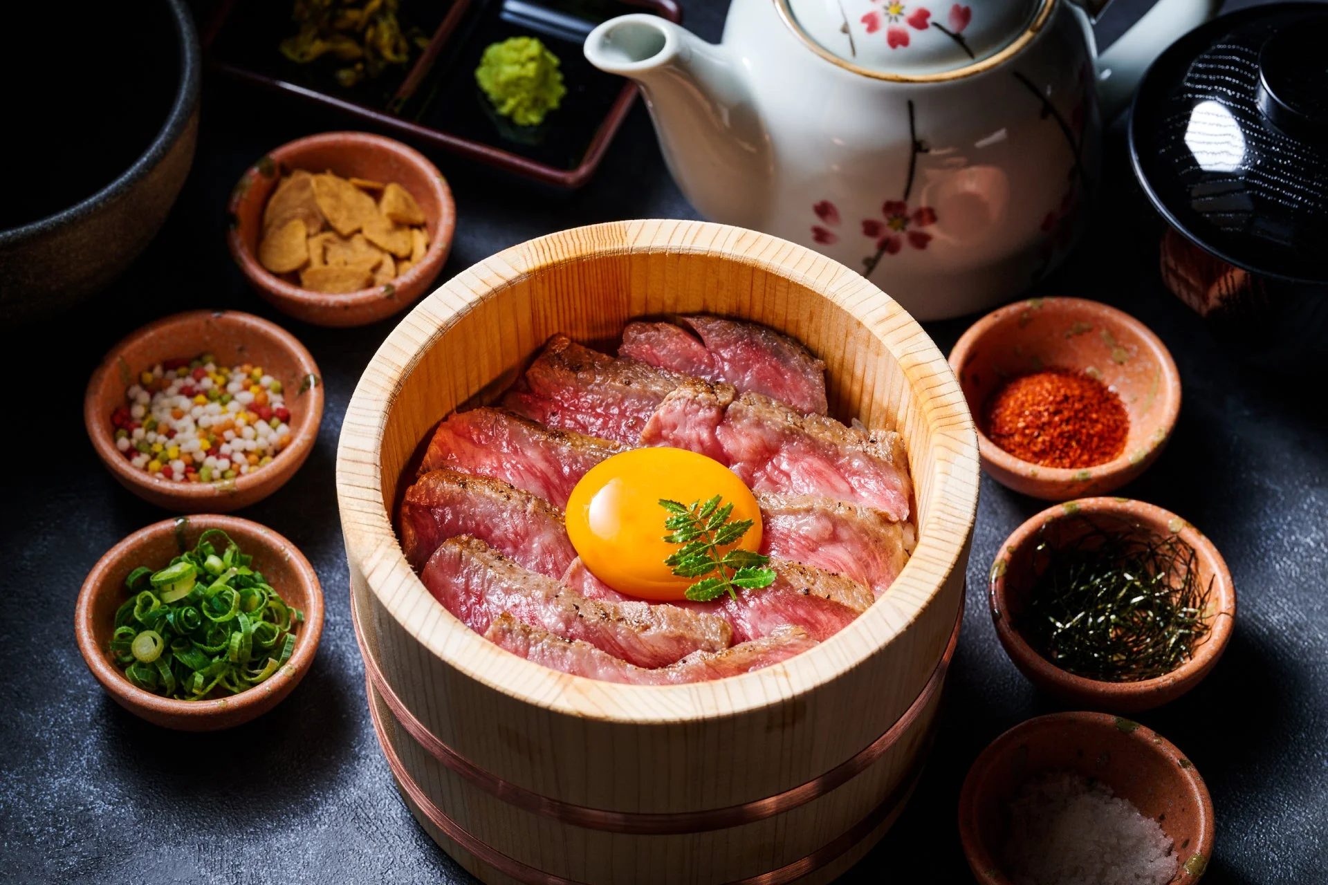木桶に入ったローストビーフ丼が主役の和食の膳
