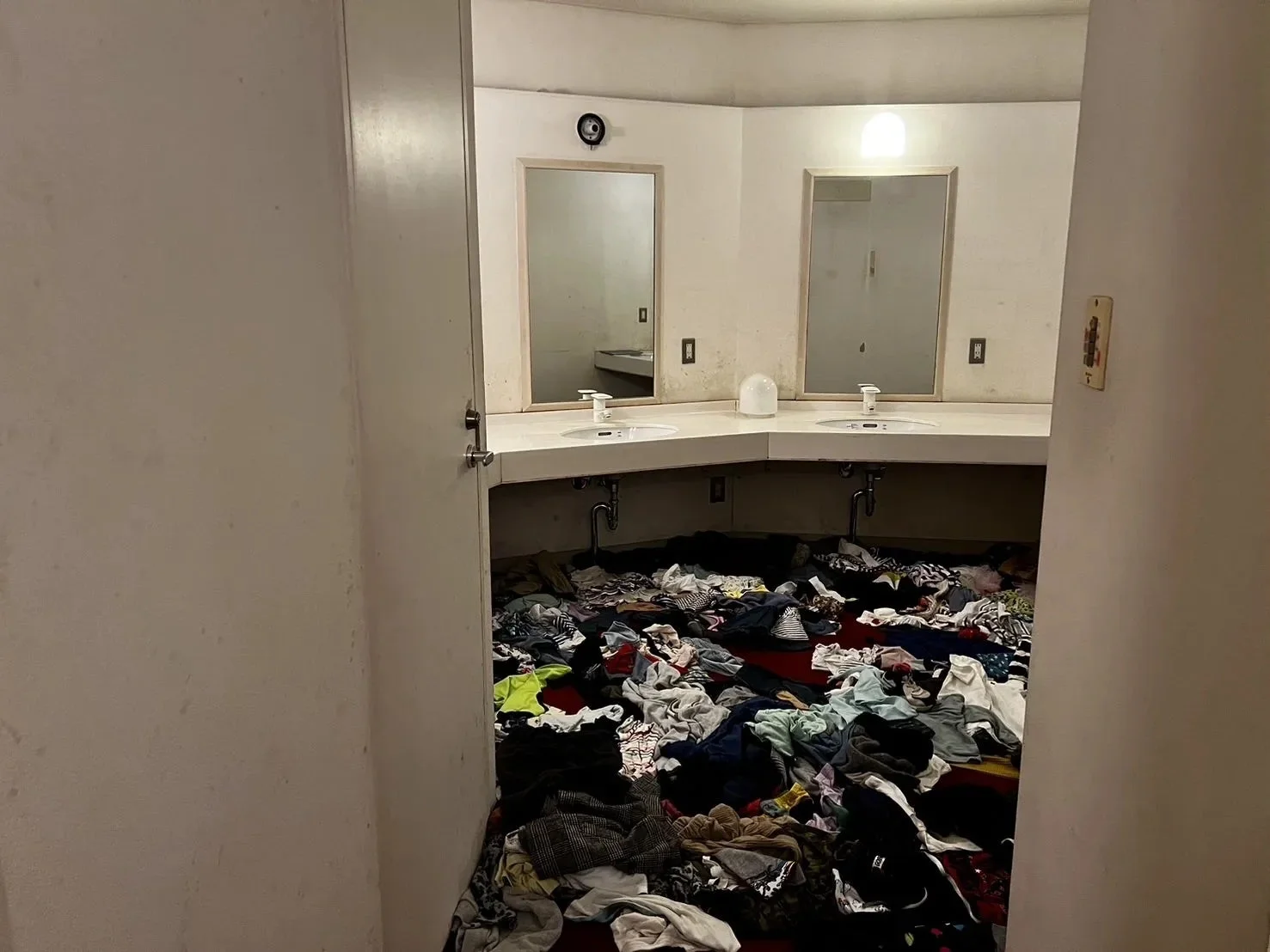 洗面台のある散らかった部屋