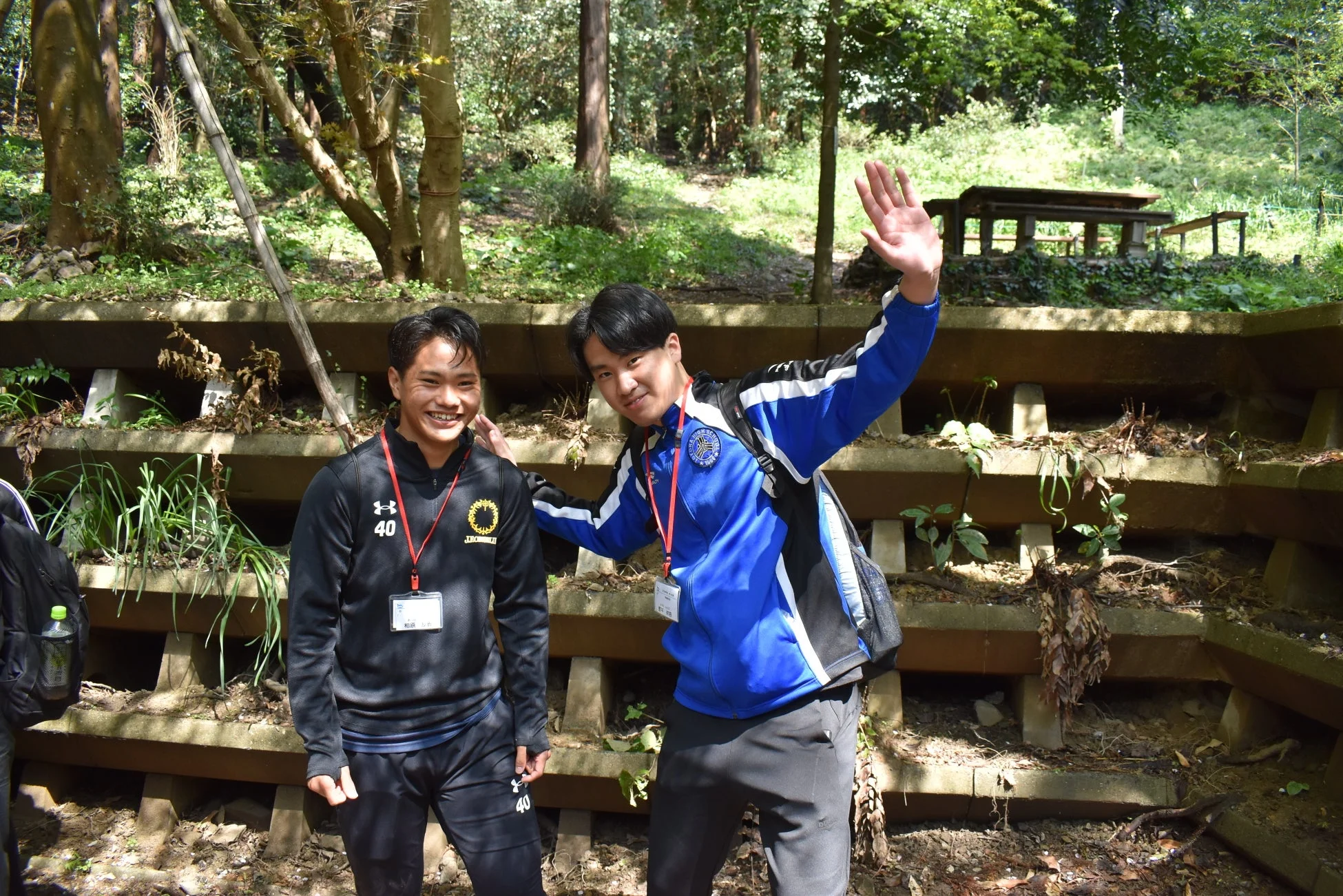 男性二人組、笑顔、自然、森、屋外、スポーツウェア、友情、ポーズ、学生、アンダーアーマー、東北