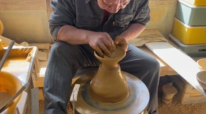 陶器を制作する職人