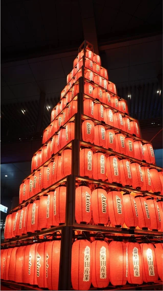 夜空を彩る提灯タワー