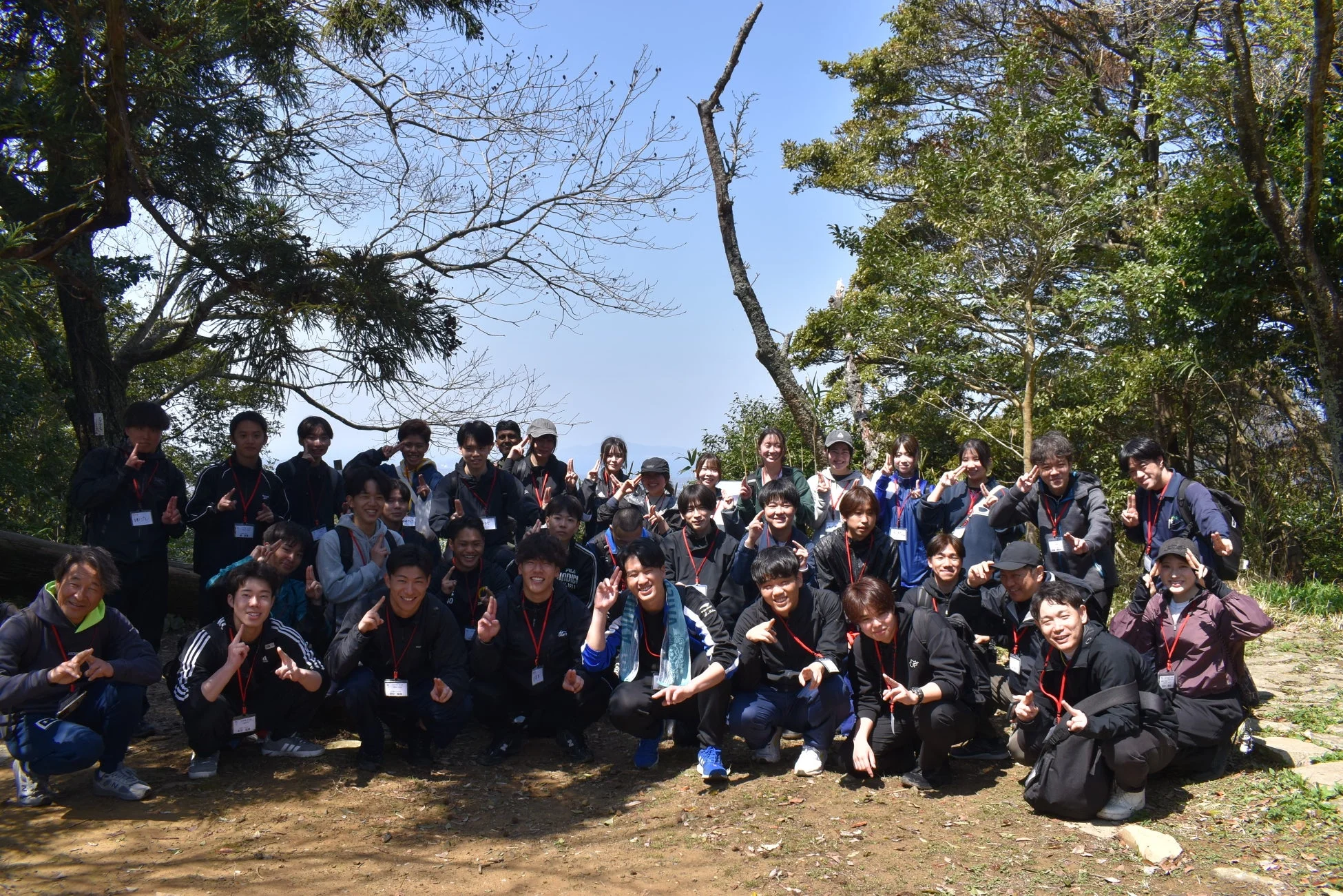 集合写真、屋外、グループ、若者、笑顔、自然、ハイキング、レクリエーション、晴れ、学生