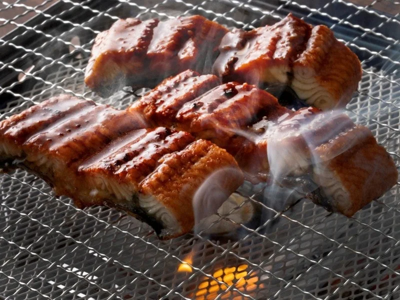 網の上で焼かれるうなぎの蒲焼