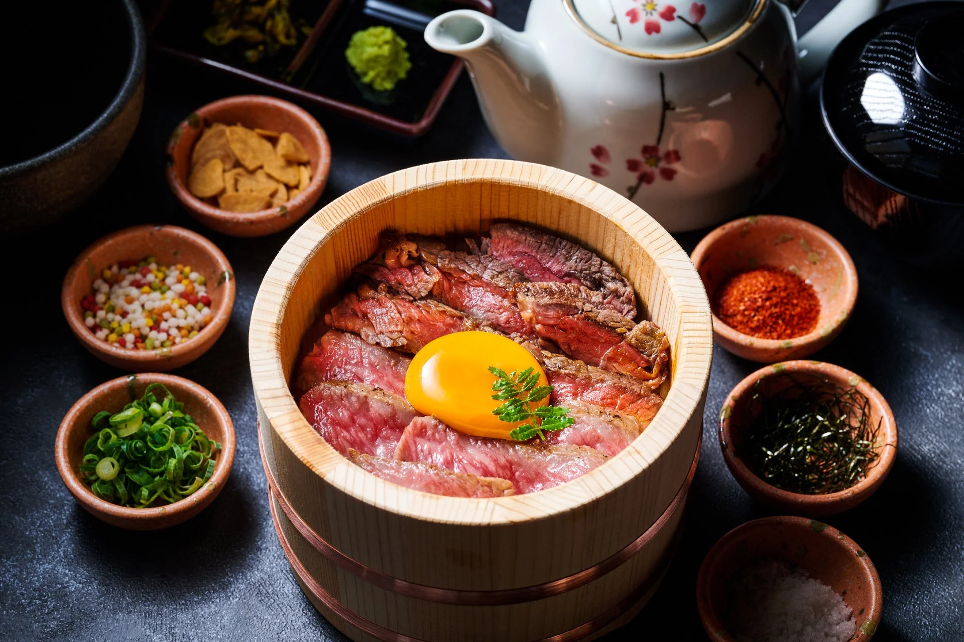 美味しいローストビーフ丼が、木製のおひつに入って中央に置かれています