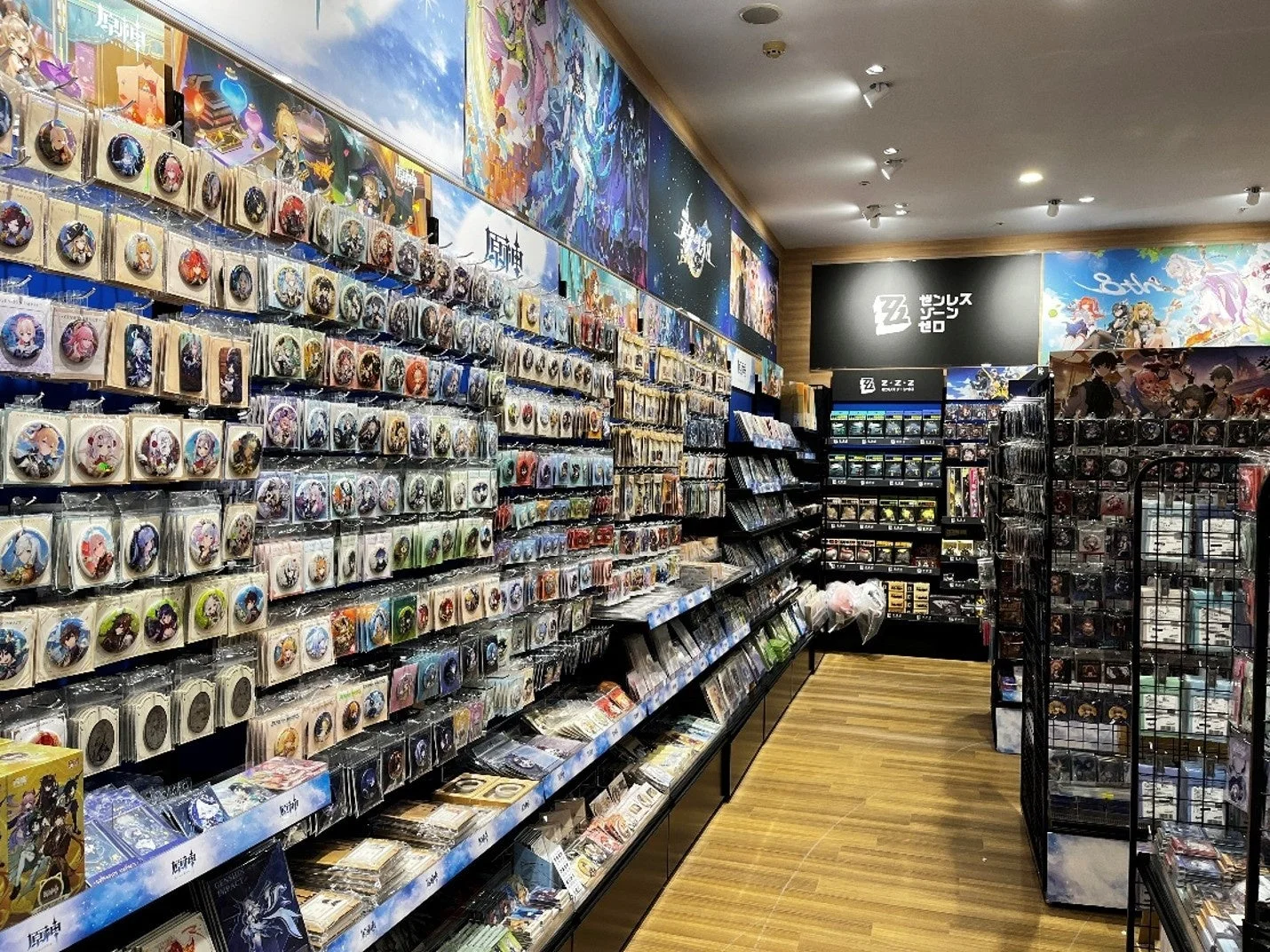 店舗の様子、原神、ゼンレスゾーンゼロのポスター