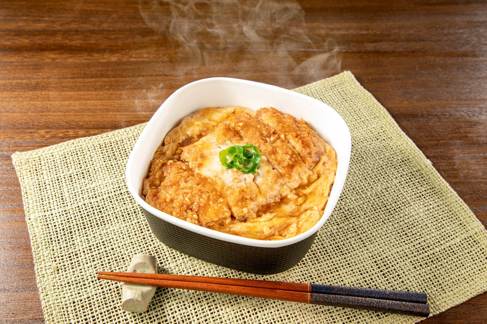 湯気が立ち上る温かいカツ丼