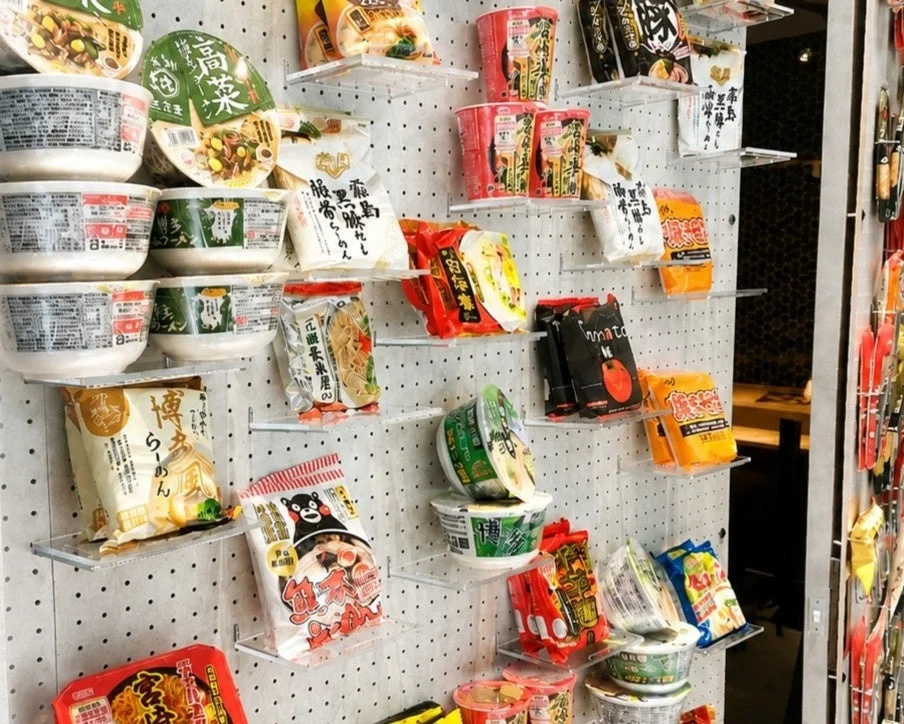 壁一面に並ぶインスタントラーメン