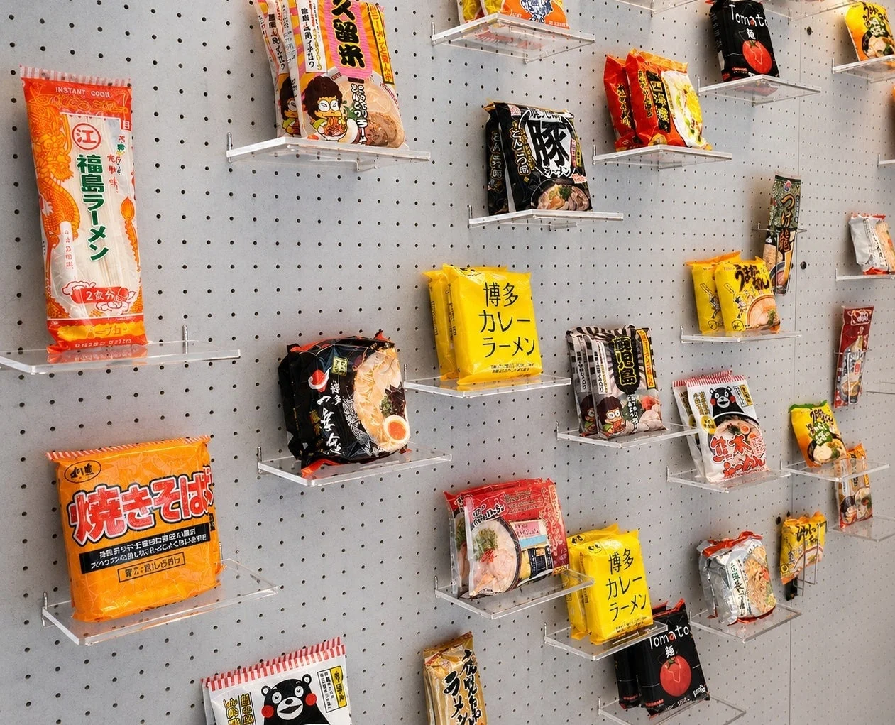 壁にディスプレイされたインスタントラーメン