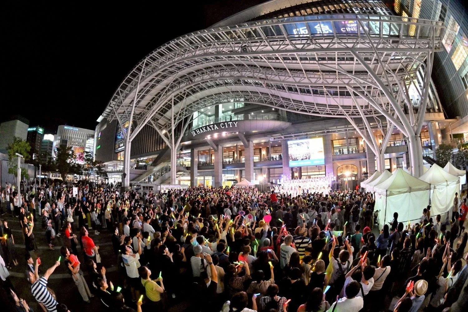 夜の博多駅前広場で開催されたイベントの様子