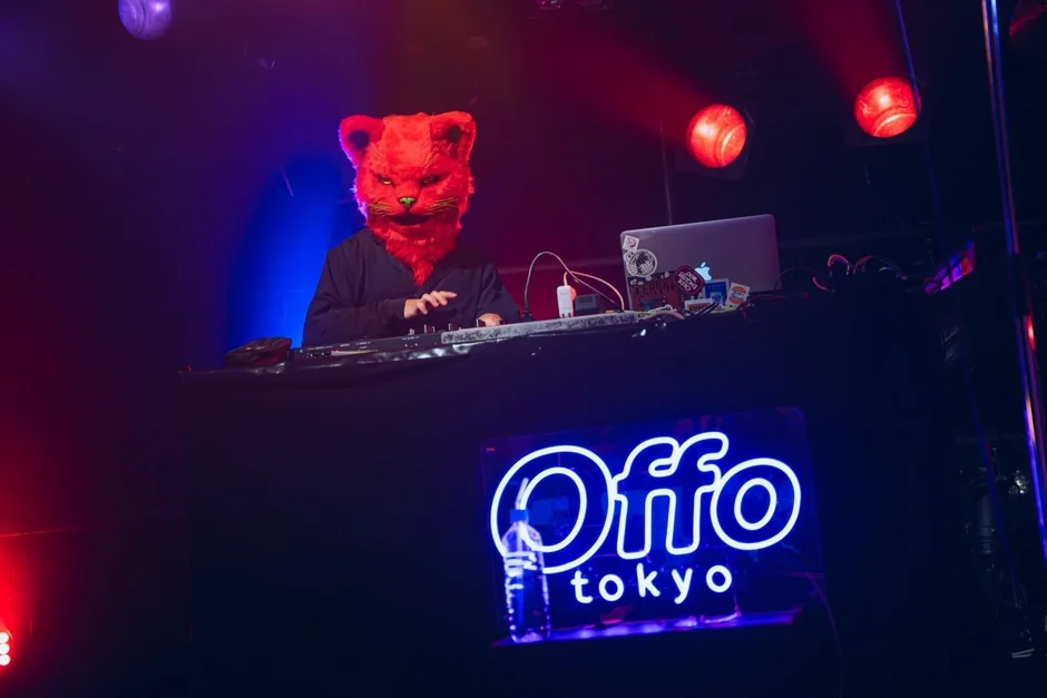 猫のマスクのDJ、ネオンサイン