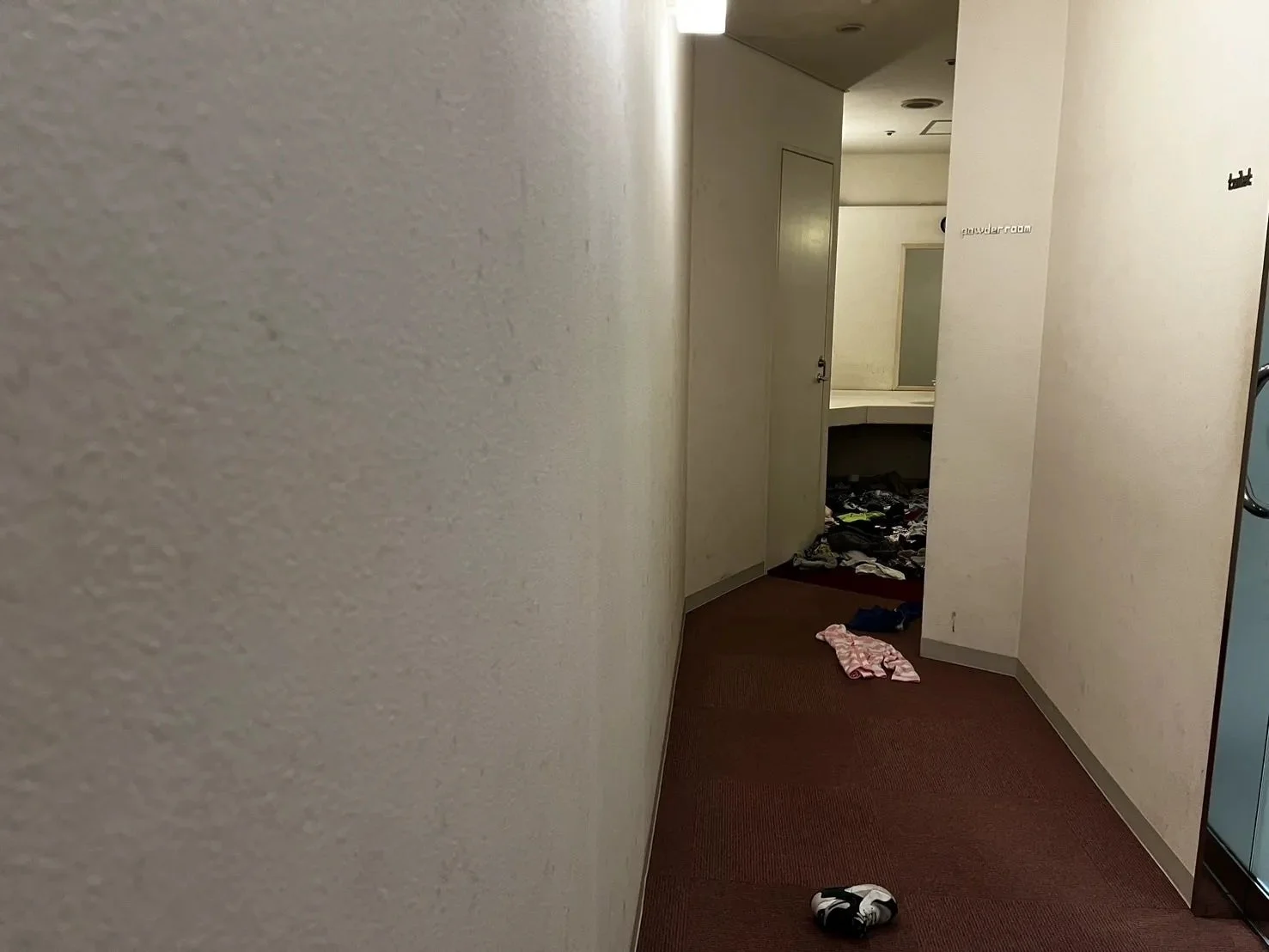 散らかった部屋の様子