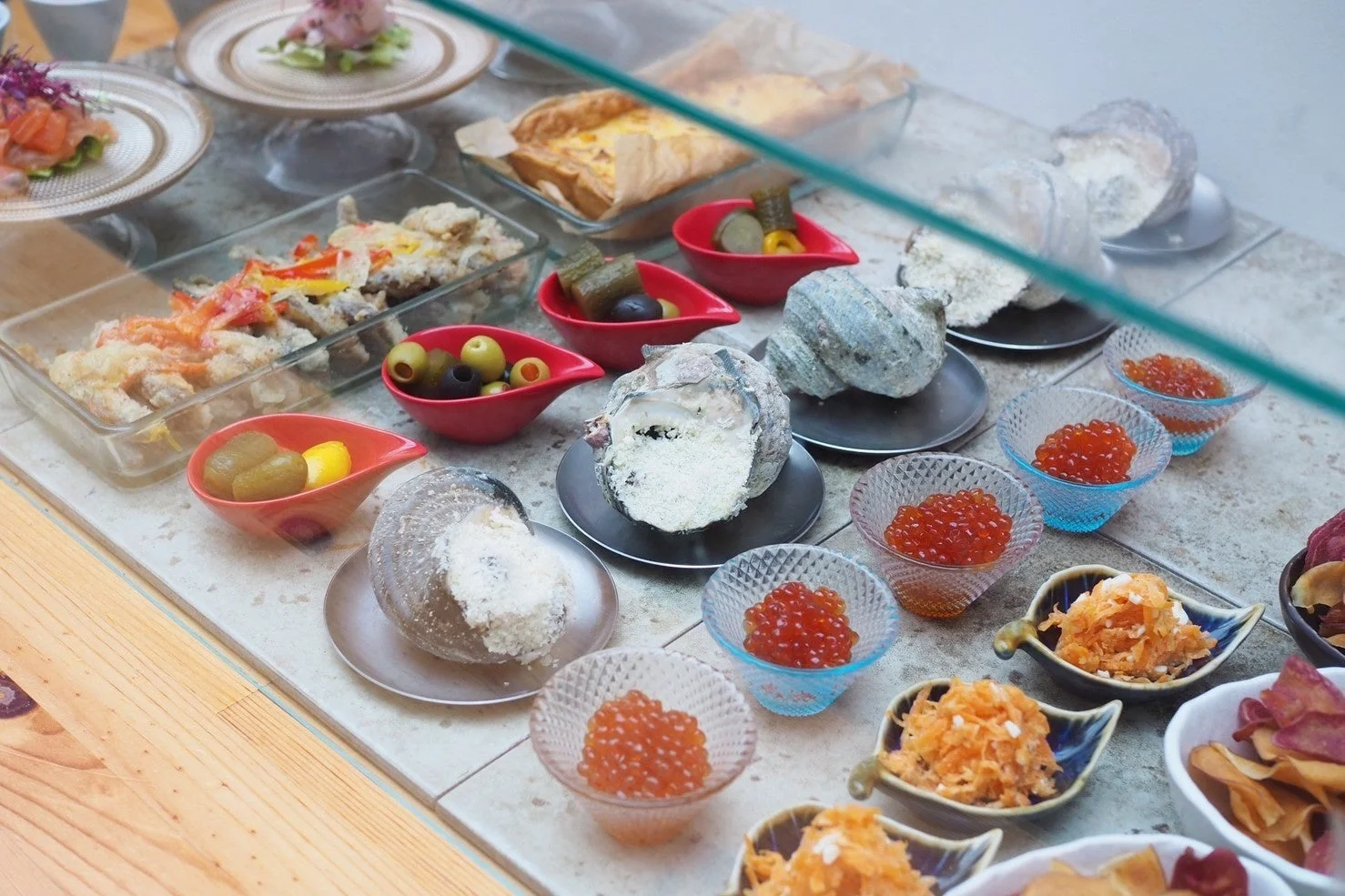 様々な種類の美味しそうな前菜やデリが並べられたビュッフェ形式の料理