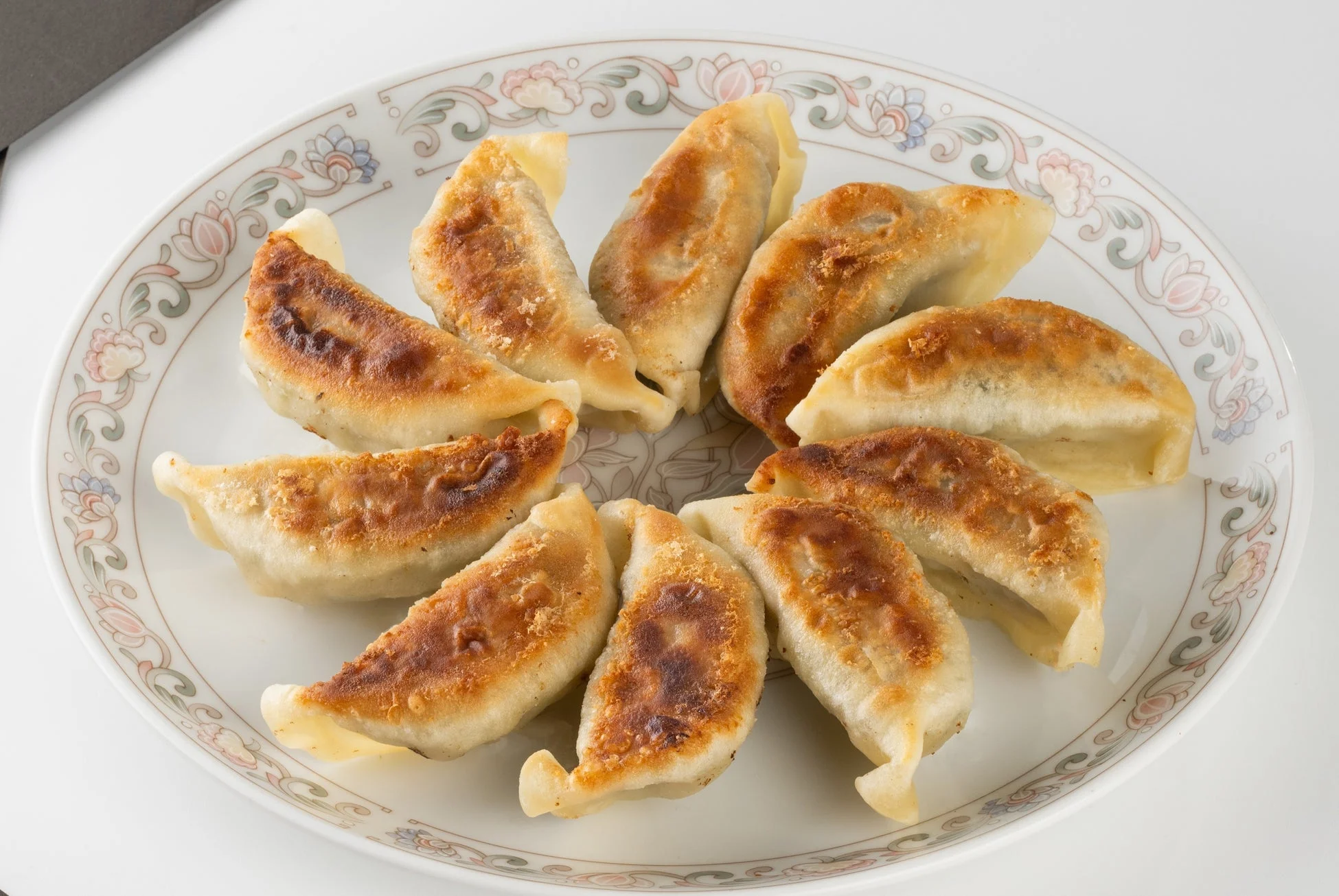 きつね色に焼かれた馬渡のもっちり餃子