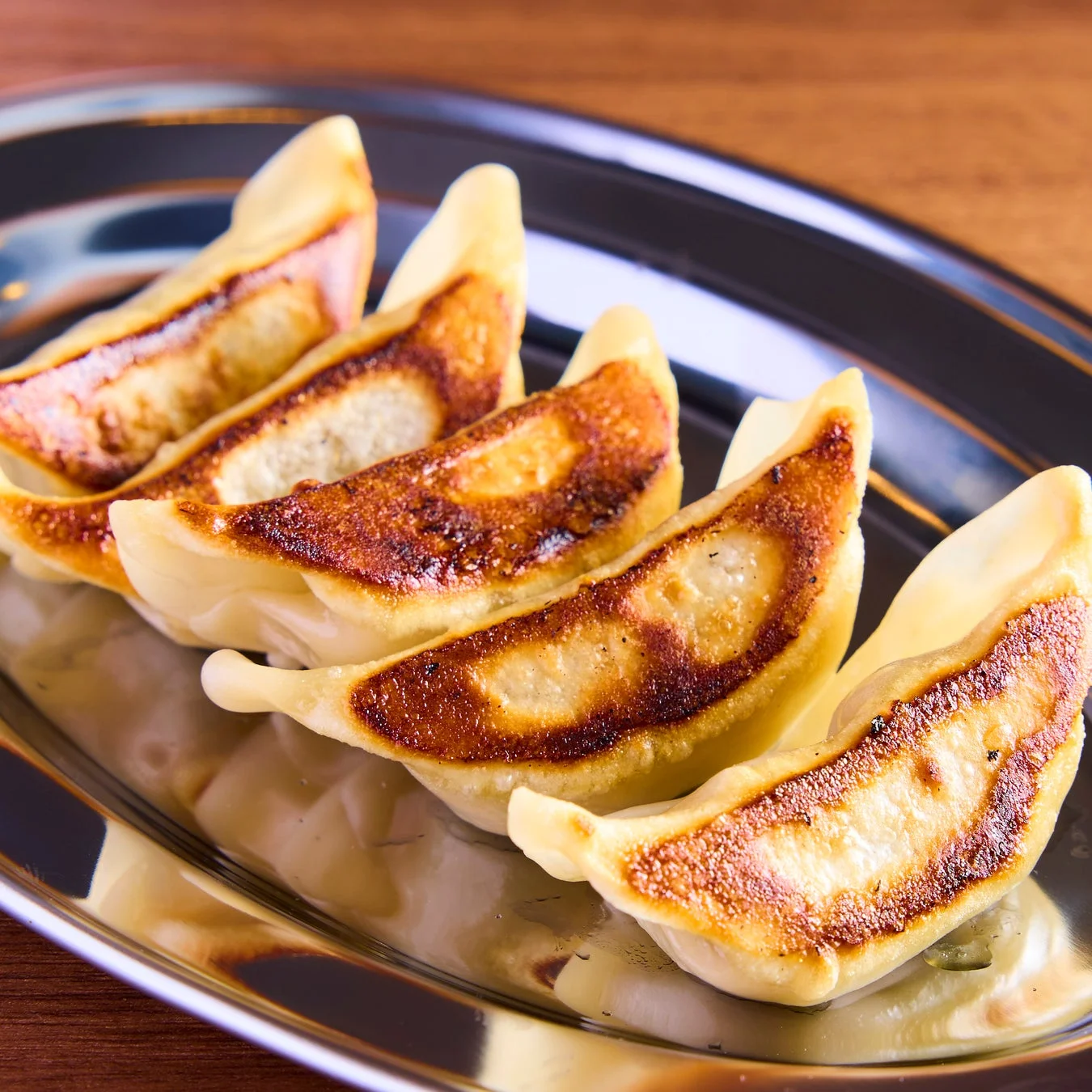 金色に焼き上げられた羽根つき餃子