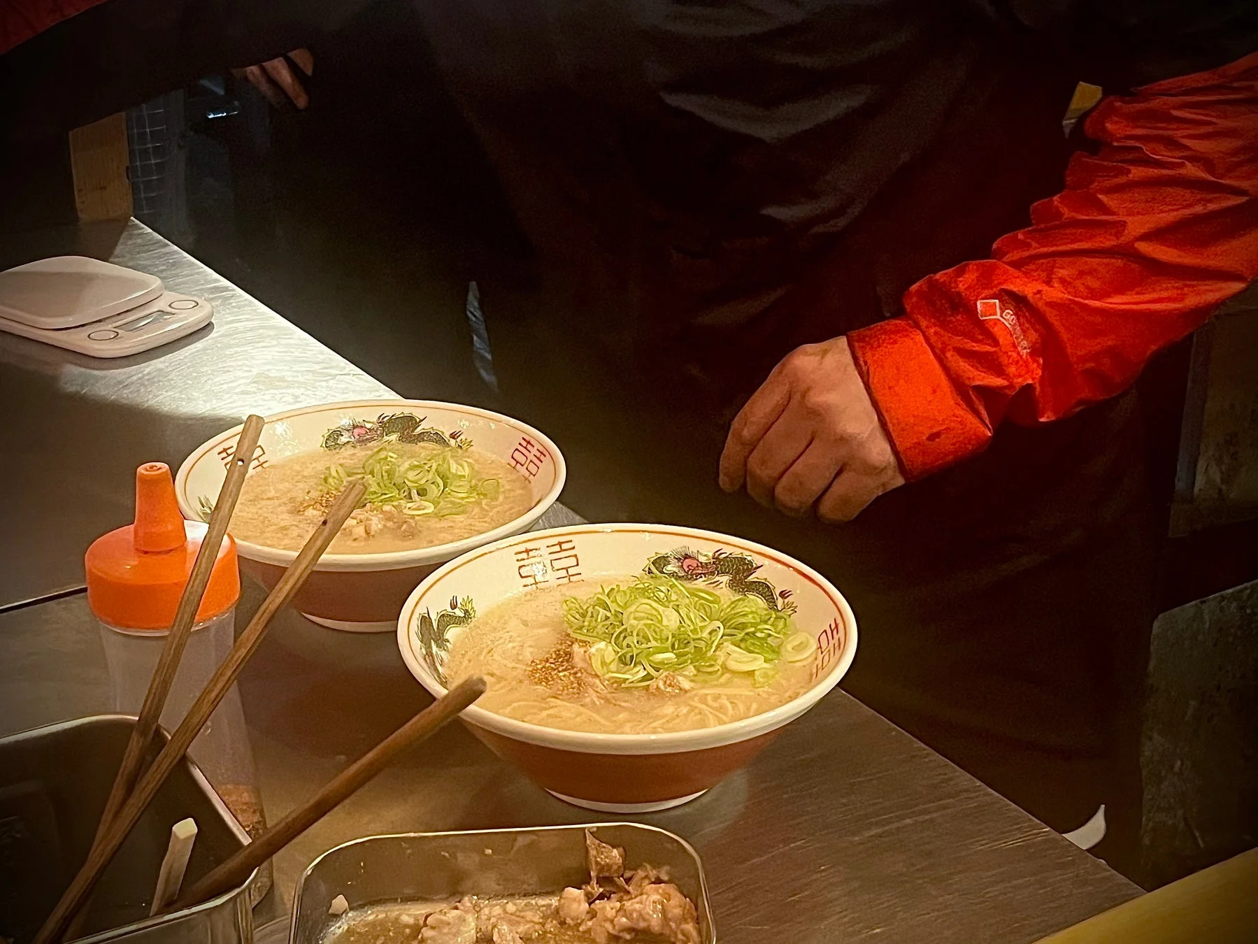 カウンターに並べられたラーメン