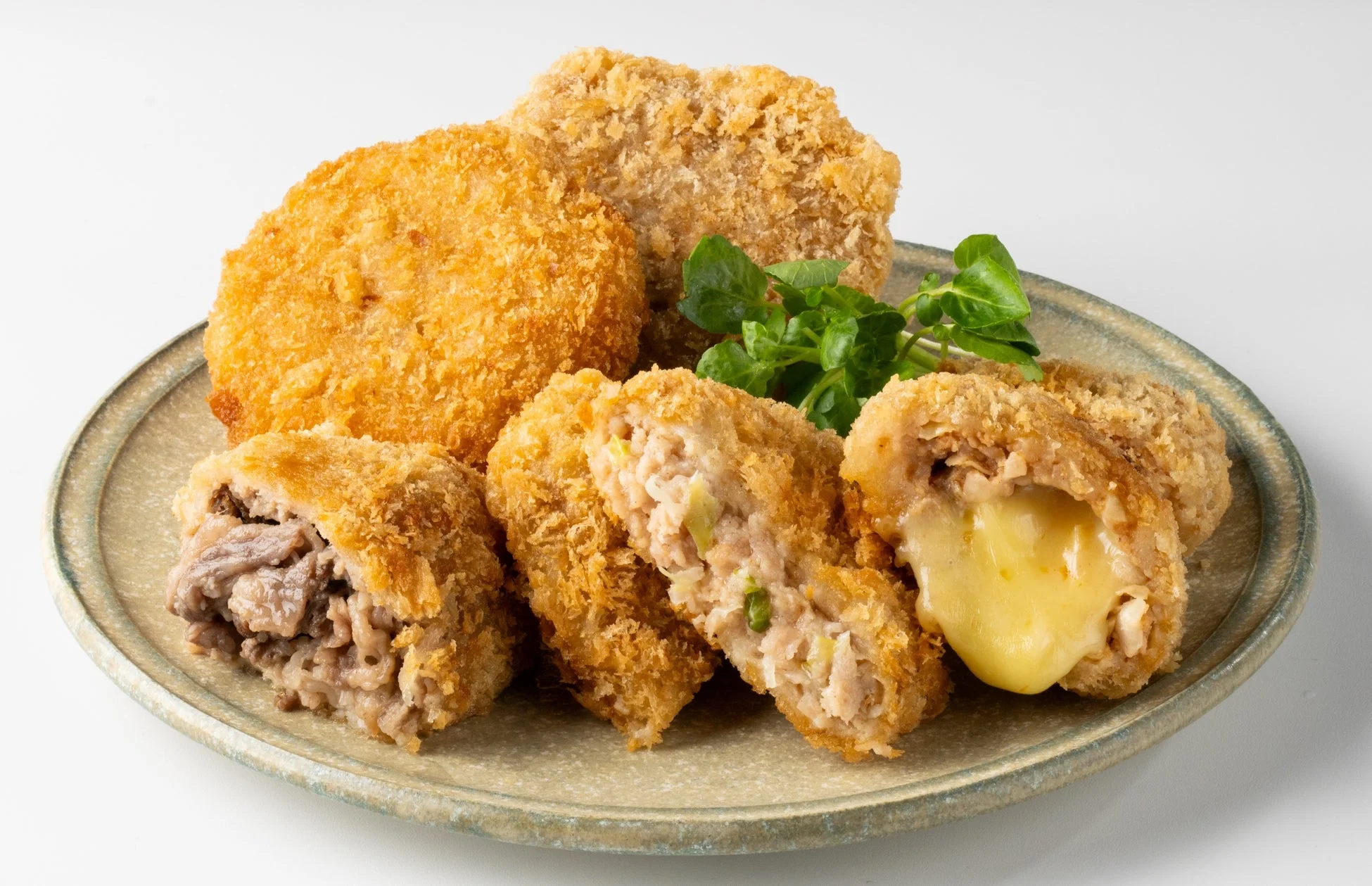 様々な種類の揚げ物が盛り付けられた皿