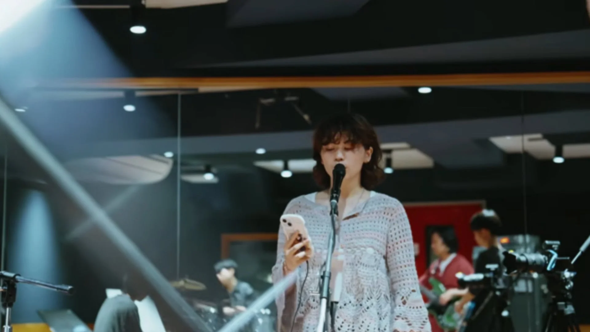 音楽スタジオで歌唱する女性ボーカル