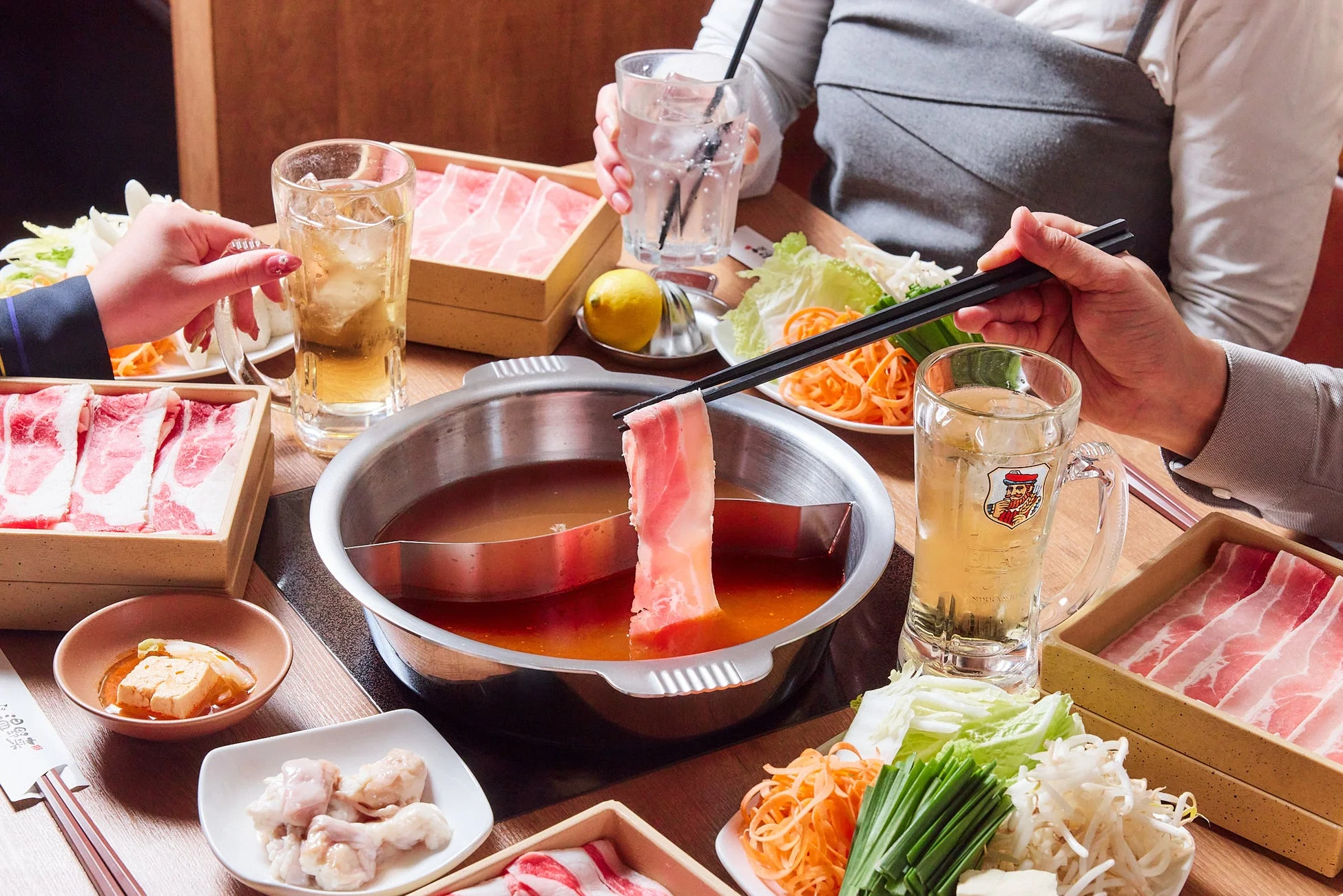 鍋を囲む食事風景