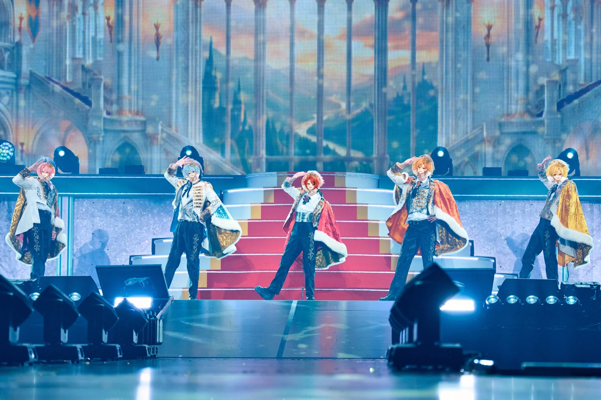 豪華な衣装をまとった5人の男性キャラクター