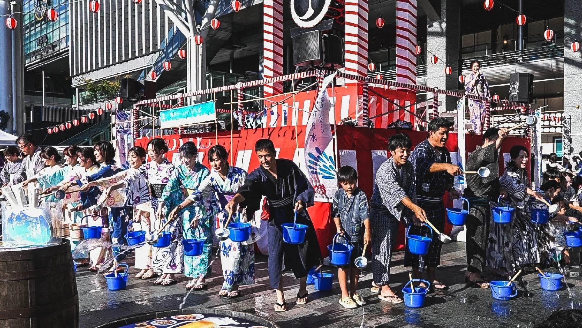 多くの参加者による打ち水