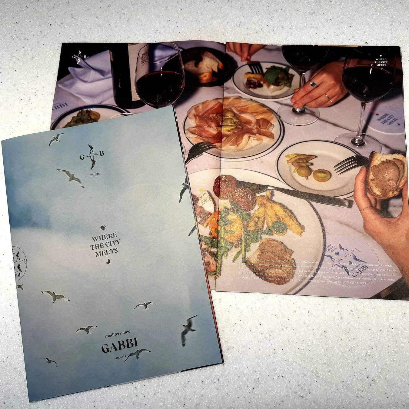 GABBI HAKATAのメニューと料理が写る雑誌のページ