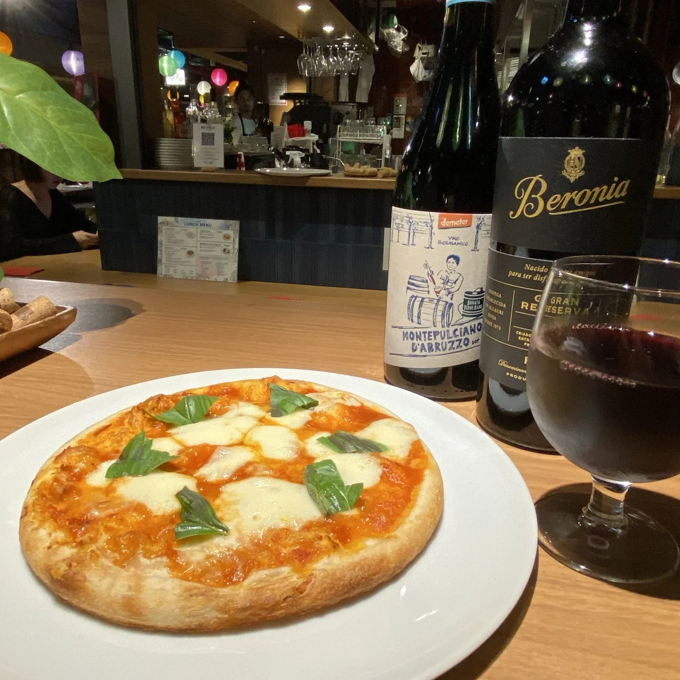 マルゲリータピザと赤ワイン