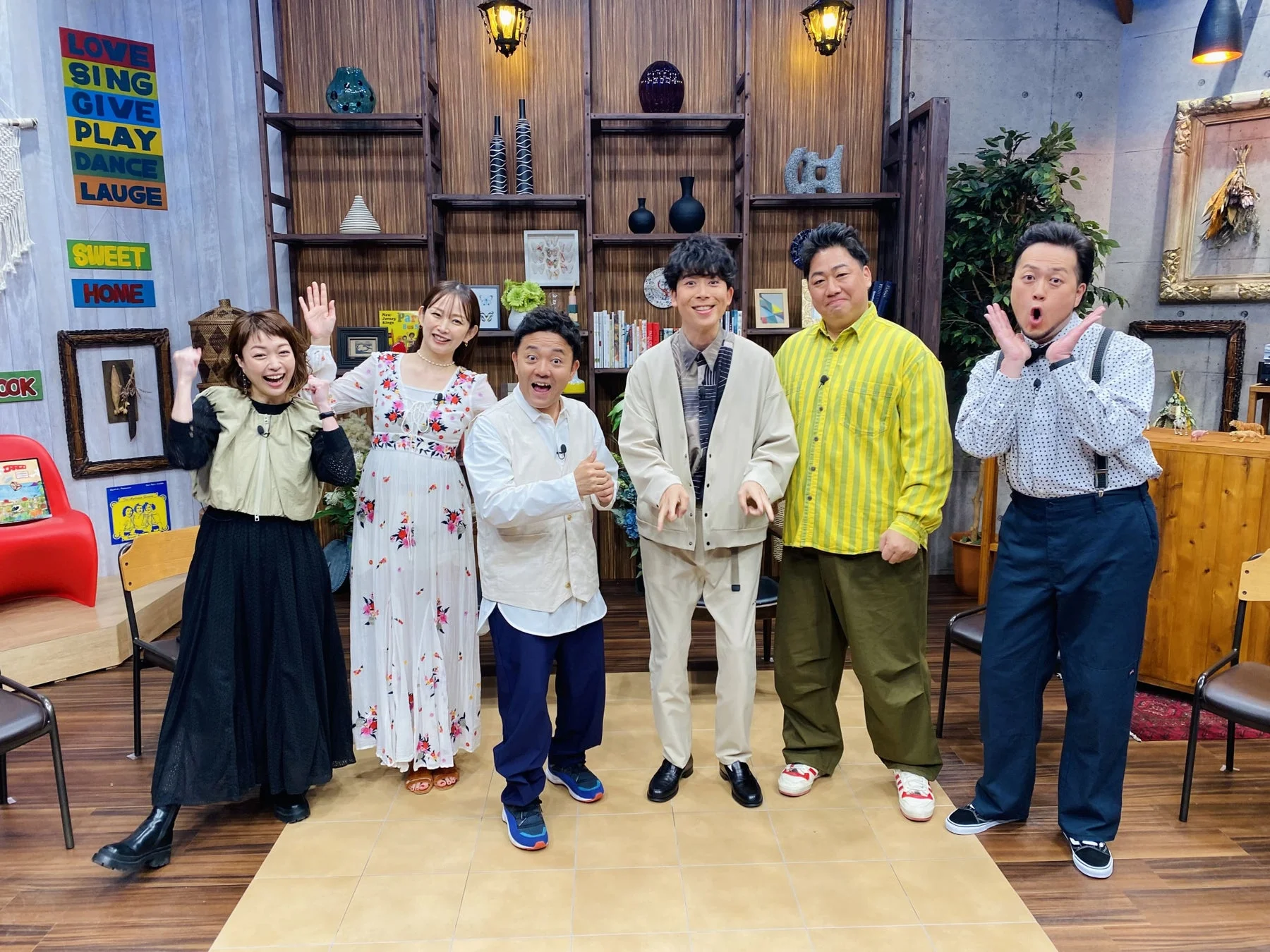 スタジオで楽しそうにポーズをとる出演者たち