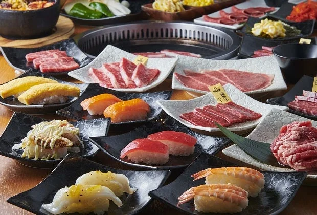 焼肉、寿司、和食の盛り合わせ