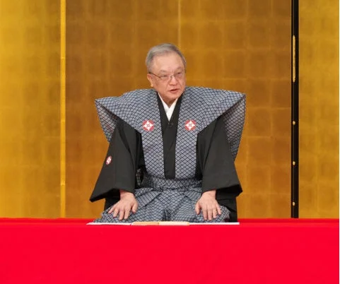 裃を着用し正座する高齢の男性