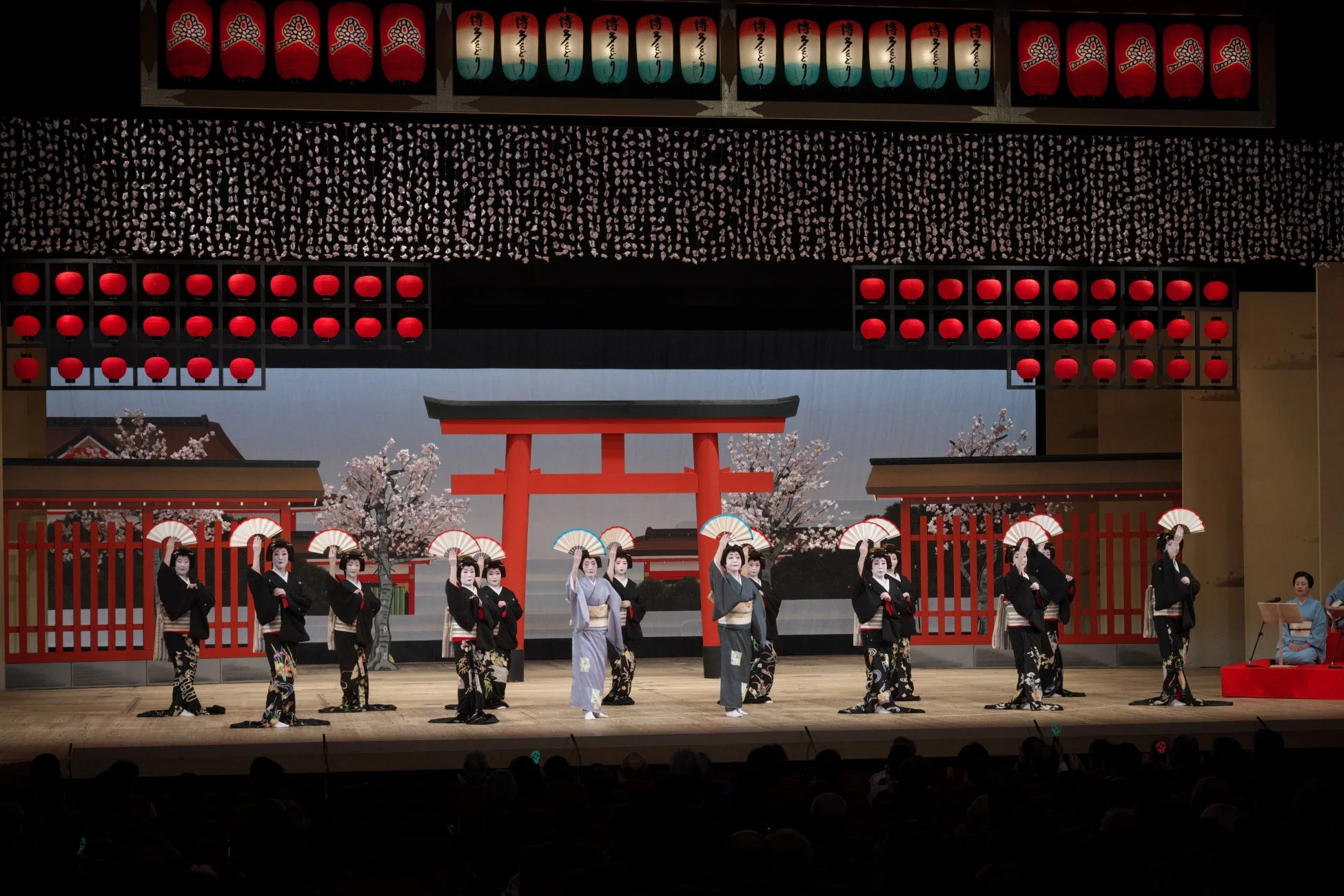 博多どんたく祭りの舞台で舞う芸妓