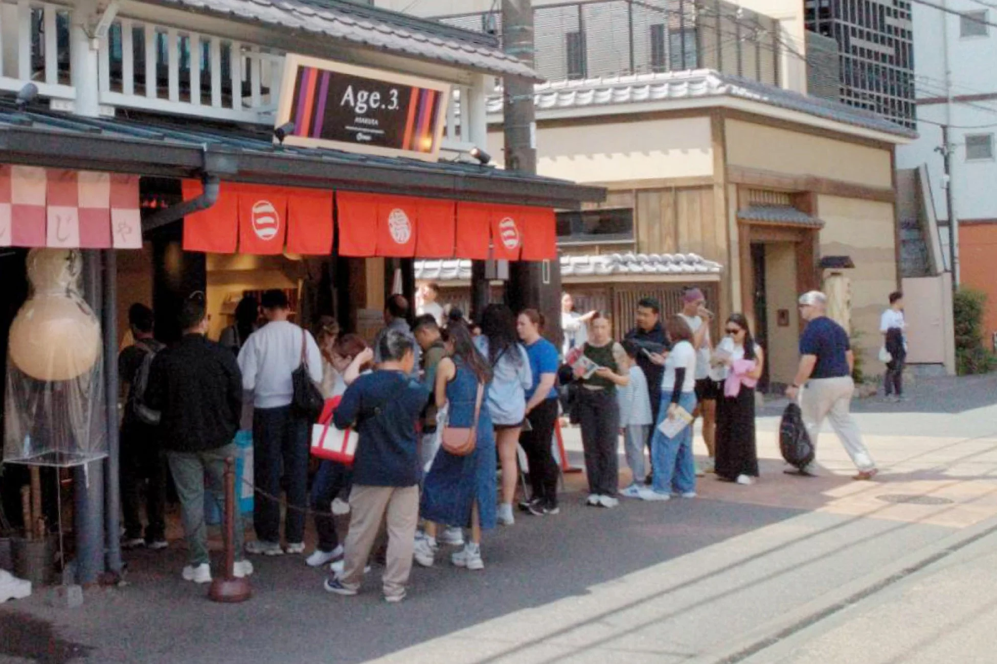 日本の店舗前に列を作る人々
