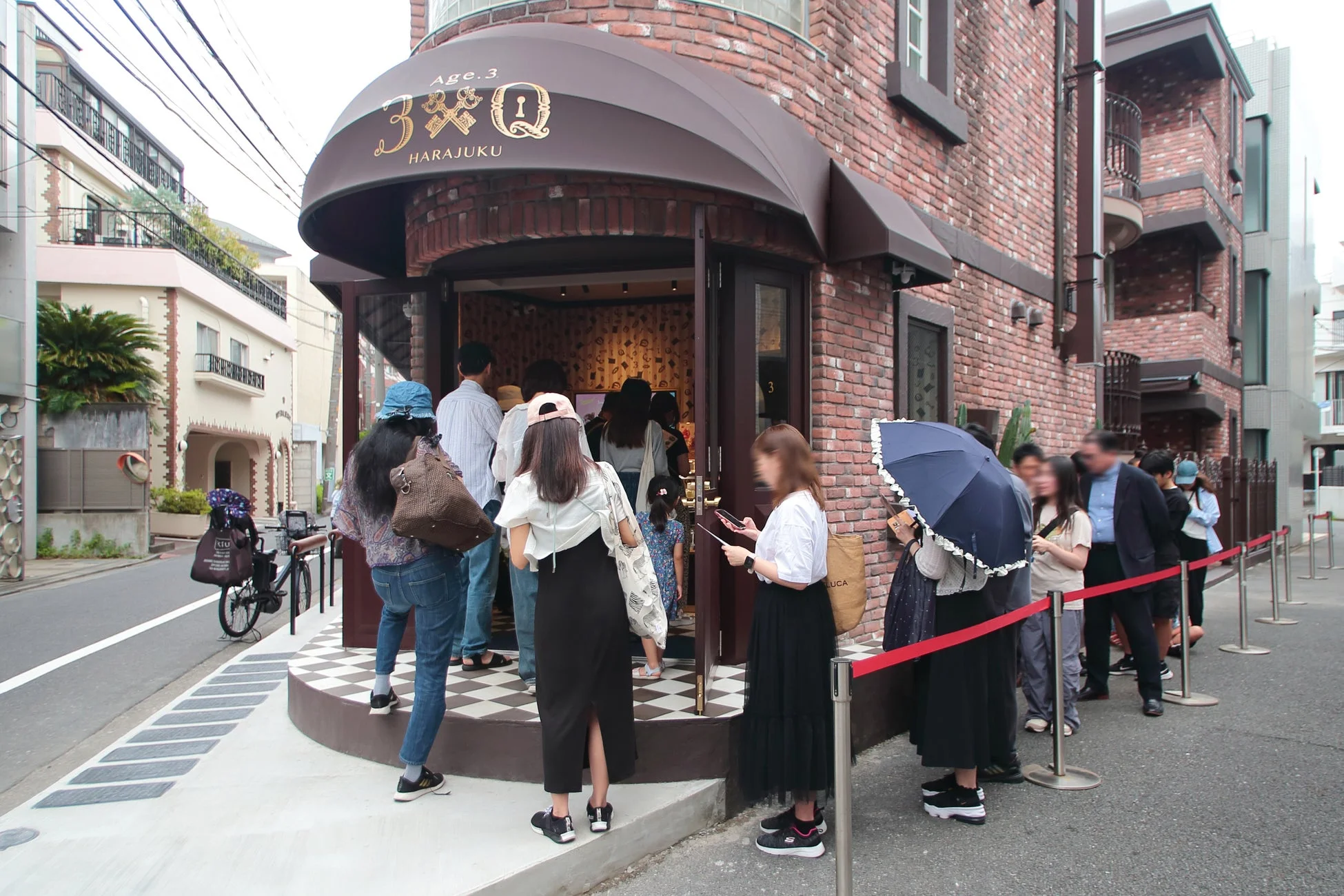原宿の店舗に行列する人々