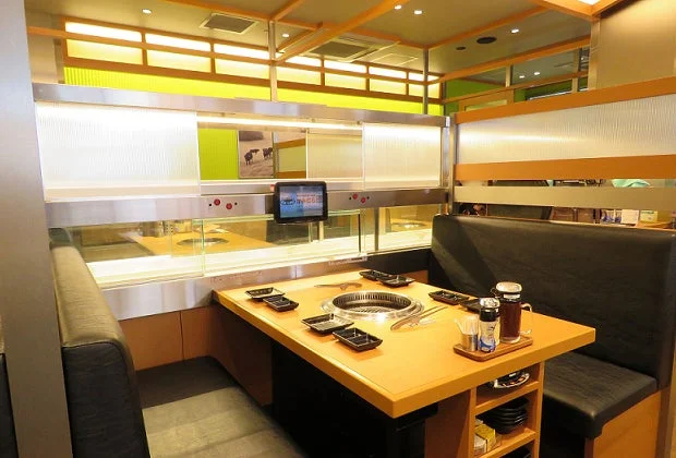 レストラン店内（モダンな内装）