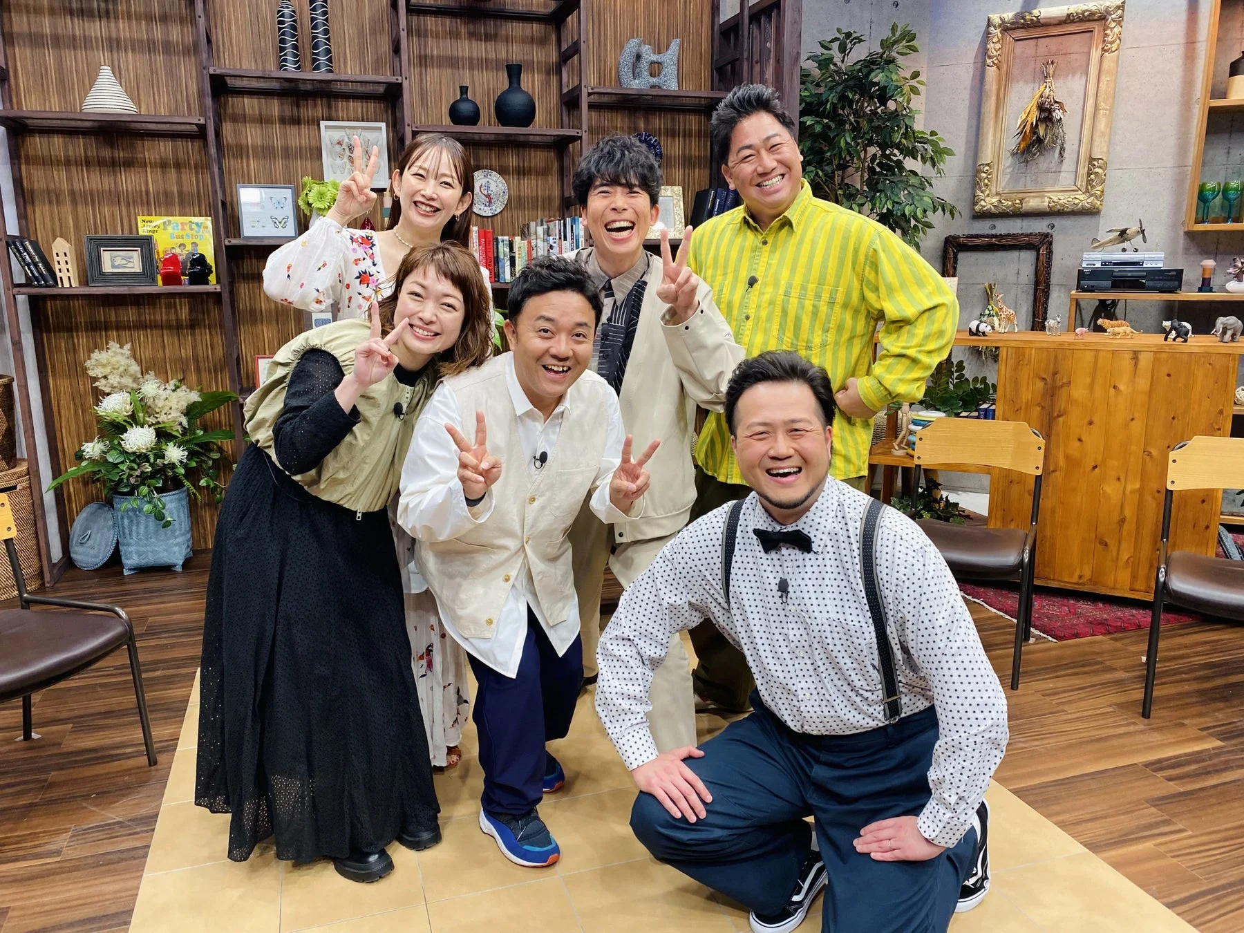 イベント出演者が笑顔でポーズをとる集合写真