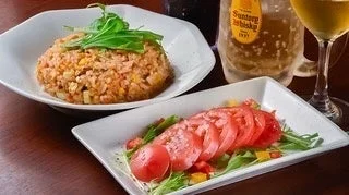 チャーハン,トマト,サラダ,ビール,ハイボール,食事,料理,居酒屋,洋食,アルコール