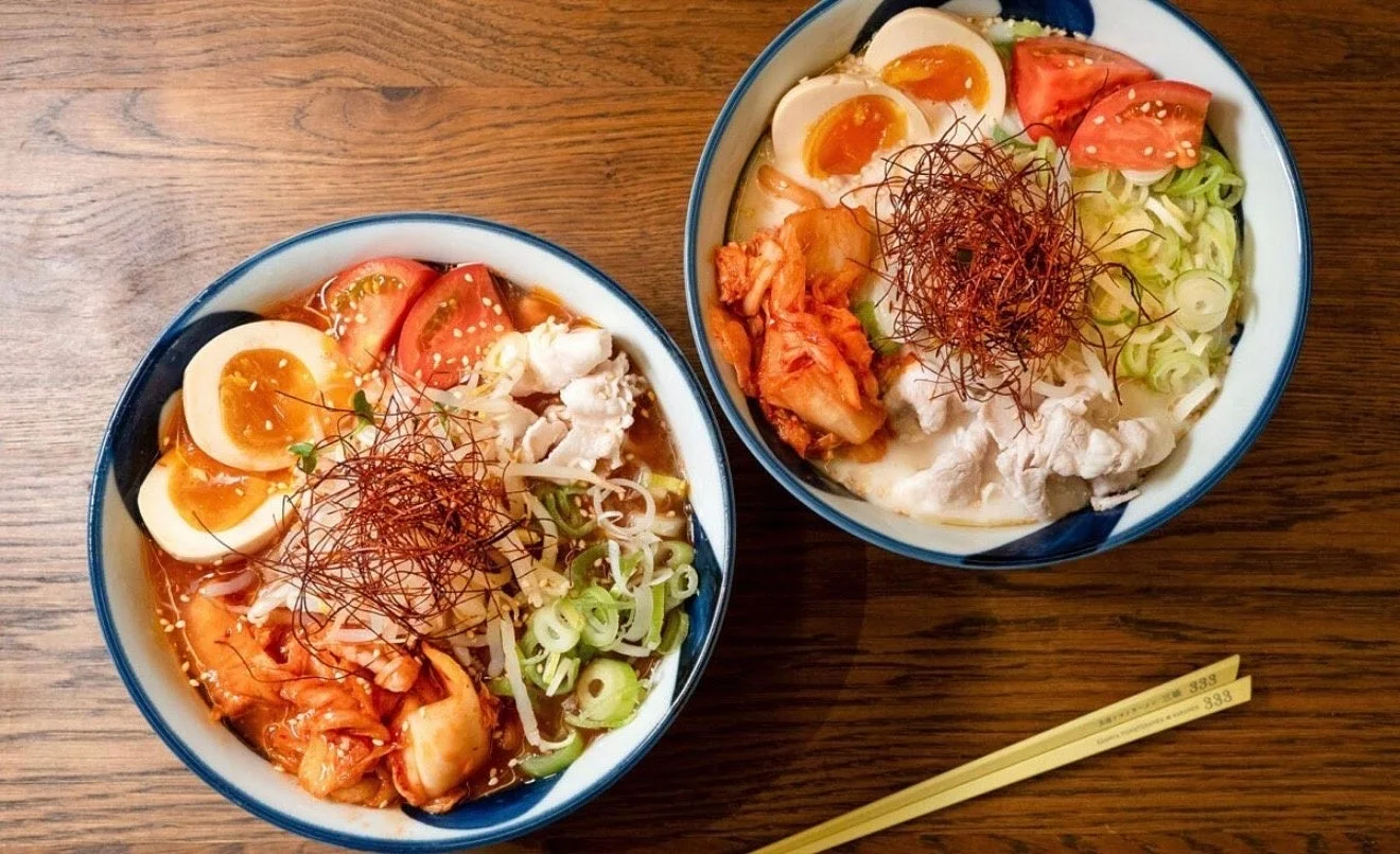 ラーメン丼が2つ並ぶ