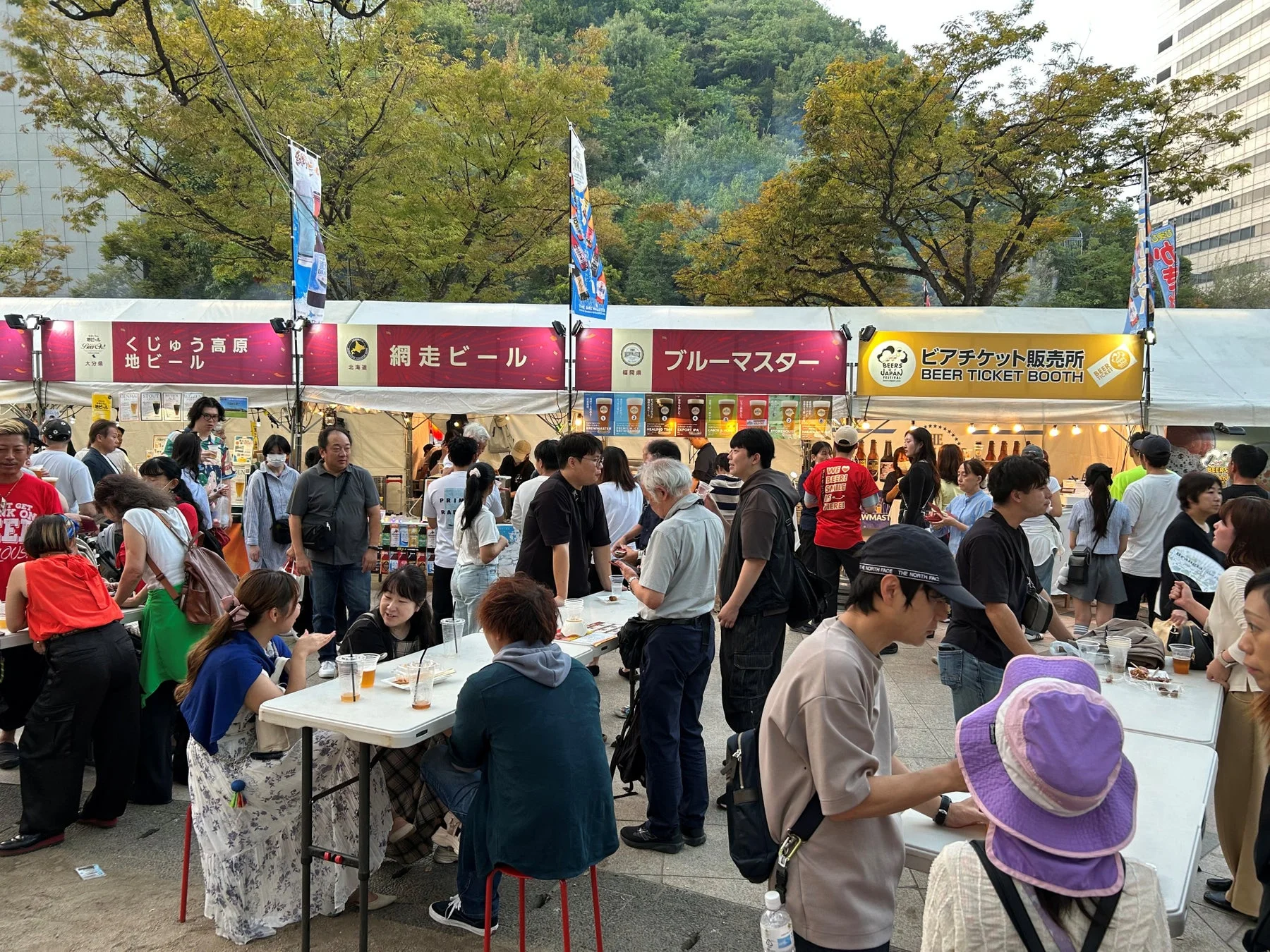 屋外で開催されているビアフェスの様子