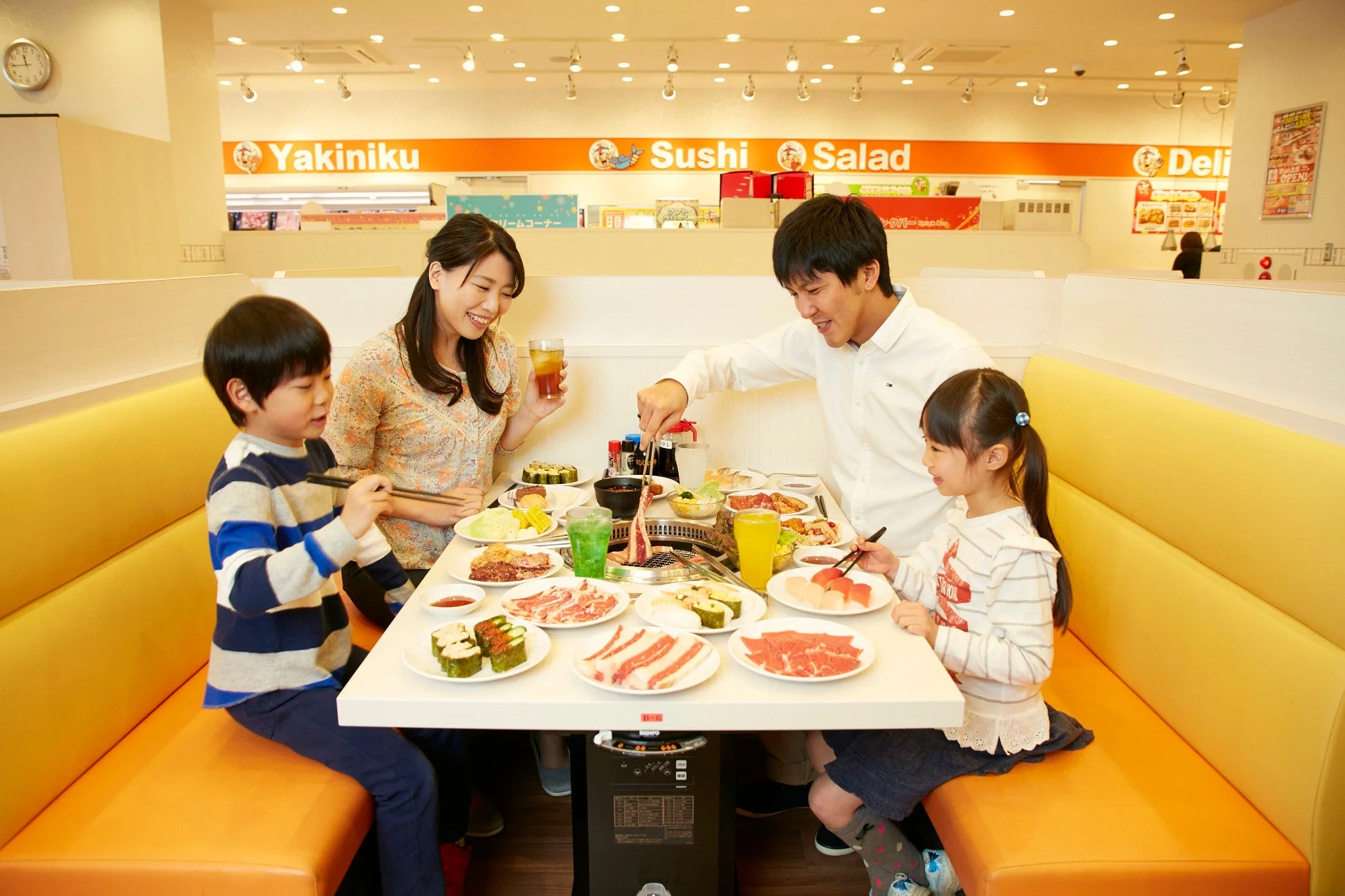 家族で食事を楽しむ様子