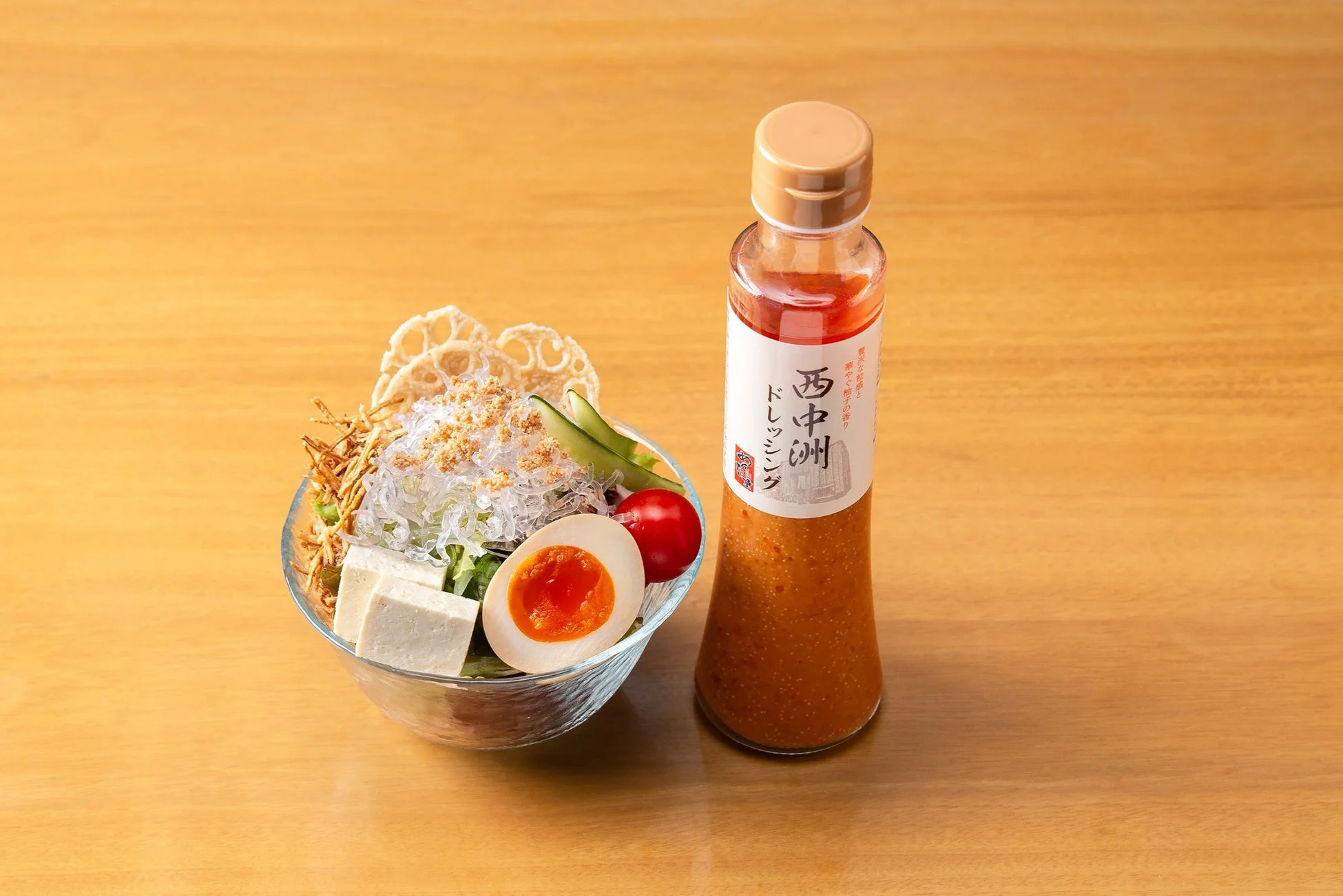 サラダとドレッシングの画像