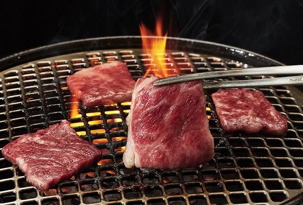焼肉グリルで焼かれる肉