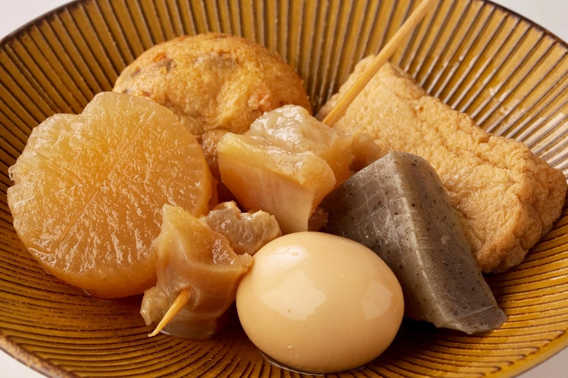 縞模様の器に盛られたおでん