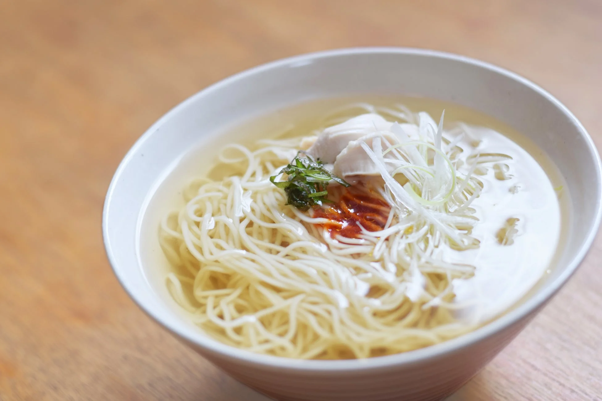 澄んだスープに細麺が美しく盛り付けられたラーメン