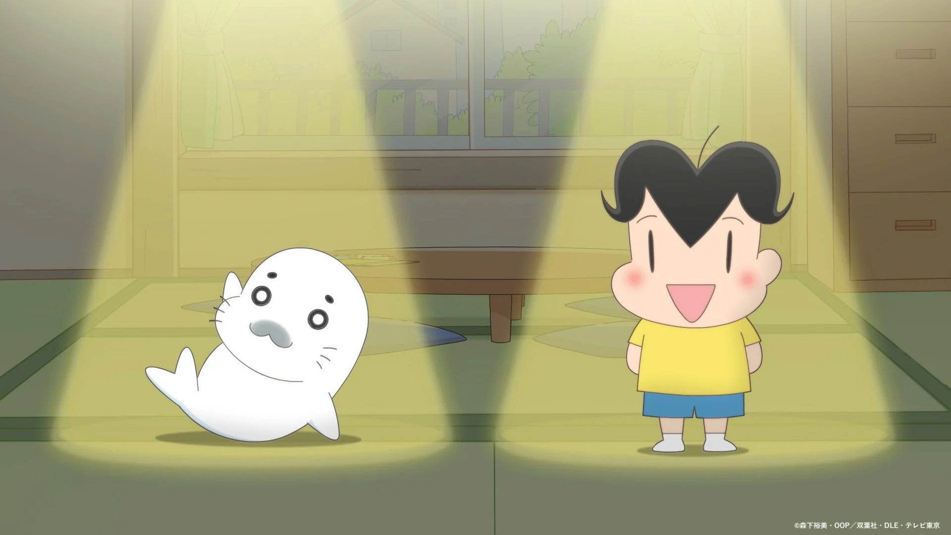 アニメキャラクターの少年と白いアザラシが楽しそうにしている様子